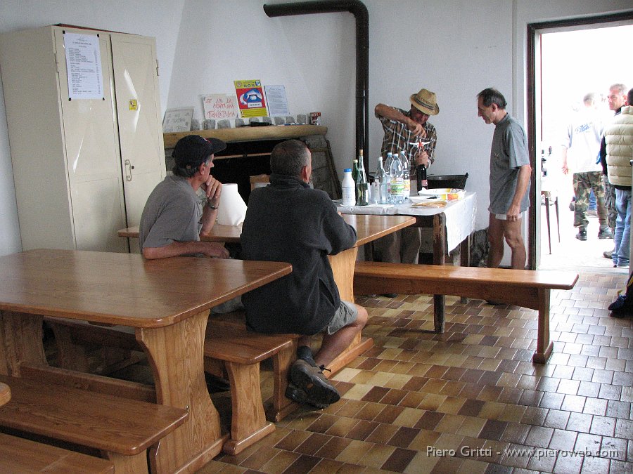 Menna3ag08 072.jpg - L'interno del locale 'ristoro' rinnovato, comunicante con una 'cucina'. Al piano superiore arredate spartanamente  camere con letti a castello per una ventina circa di  posti-letto